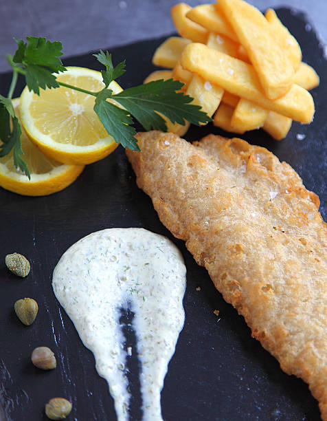 frischer fisch und chips - fish and chips catch of fish fast food fresh lemons stock-fotos und bilder