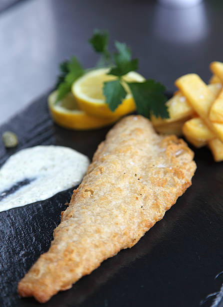 frischer fisch und chips - fish and chips catch of fish fast food fresh lemons stock-fotos und bilder