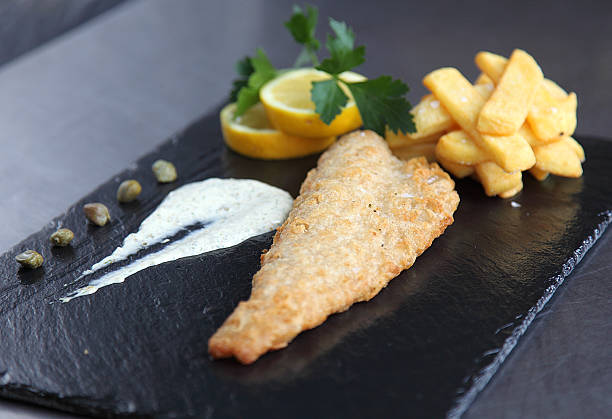 frischer fisch und chips - fish and chips catch of fish fast food fresh lemons stock-fotos und bilder