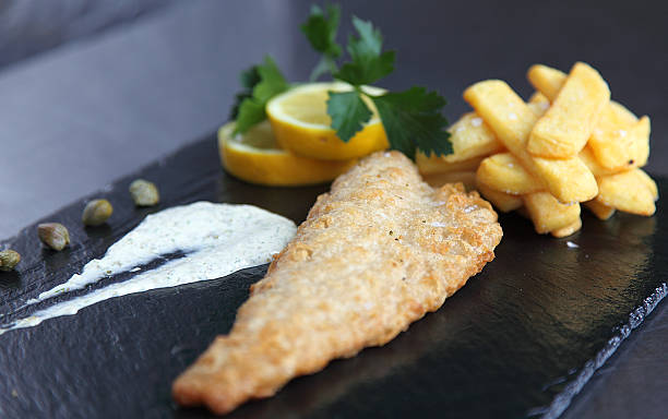 frischer fisch und chips - fish and chips catch of fish fast food fresh lemons stock-fotos und bilder