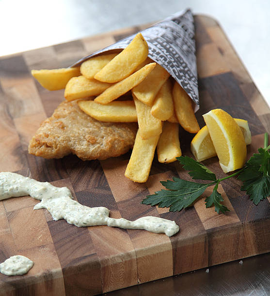 frischer fisch und chips - fish and chips catch of fish fast food fresh lemons stock-fotos und bilder