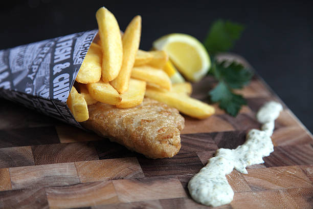 frischer fisch und chips - fish and chips catch of fish fast food fresh lemons stock-fotos und bilder