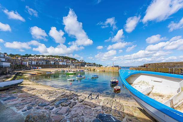 ボートでの伝統的なハーバーの漁村で mousehole コーンウォール - beach atlantic ocean cornwall england sea ストックフォトと画像