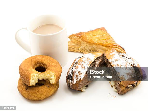 Tazza Di Cioccolata Calda E Gruppo Di Dolci - Fotografie stock e altre immagini di Alimentazione non salutare - Alimentazione non salutare, Beignet, Bianco