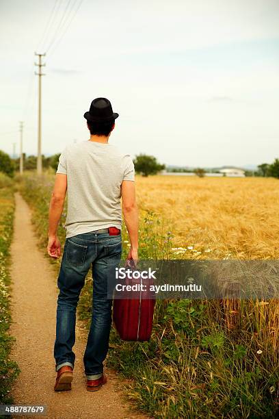 Man Walking - zdjęcia stockowe i więcej obrazów Mężczyźni - Mężczyźni, Od tyłu, Powrót do retro