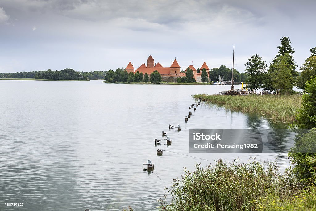 Bellissimo medievale castello di Trakai in un'isola del lago - Foto stock royalty-free di Adulazione