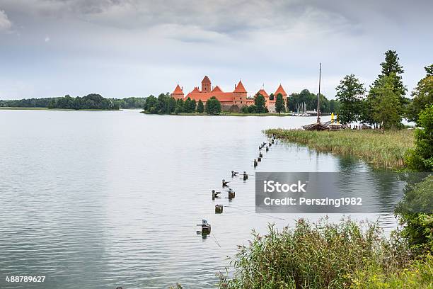 Bellissimo Medievale Castello Di Trakai In Unisola Del Lago - Fotografie stock e altre immagini di Adulazione