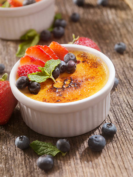 creme brulee con frutas frescas - dessert creme brulee food gourmet fotografías e imágenes de stock