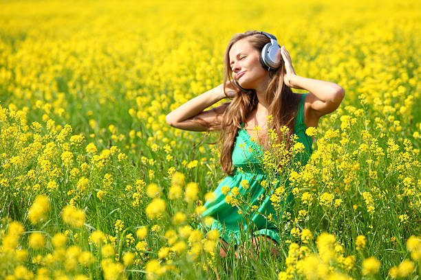 istock listening to music 488801291