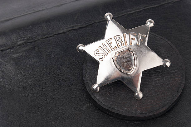 sheriff badge sobre fondo oscuro. - sheriffs deputy fotografías e imágenes de stock