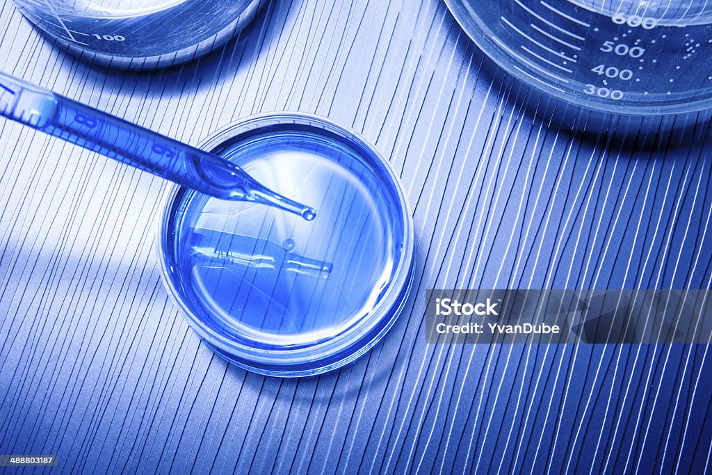 Ricerca di laboratorio di microbiologia - Foto stock royalty-free di Attrezzatura per la ricerca