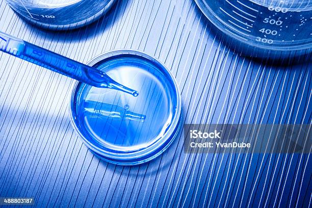 Ricerca Di Laboratorio Di Microbiologia - Fotografie stock e altre immagini di Attrezzatura per la ricerca - Attrezzatura per la ricerca, Batterio, Biologia