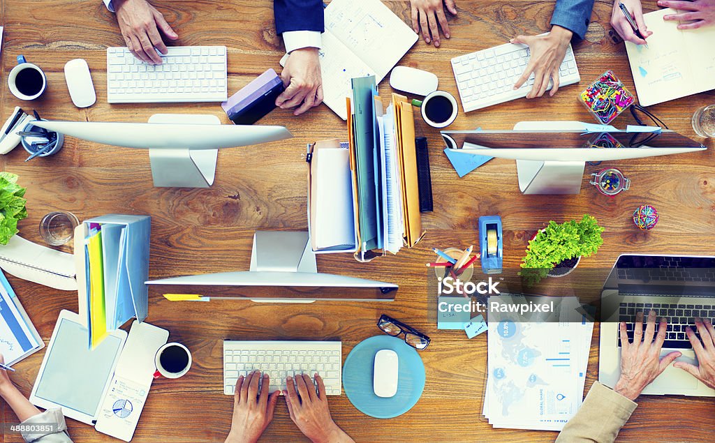 Gruppe von Geschäftsleuten, die an einem Office Desk arbeiten - Lizenzfrei Verwalter Stock-Foto