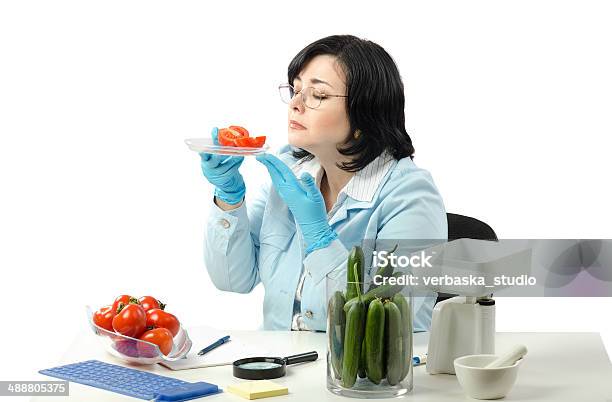 Tecnico Fitosanitario Odore Di Pomodoro Metà - Fotografie stock e altre immagini di Agricoltura - Agricoltura, Analizzare, Annusare