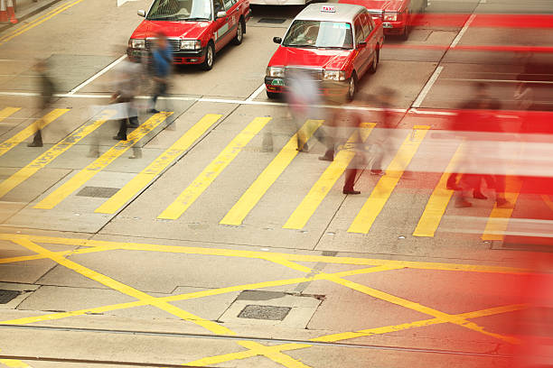 rua da cidade de hong kong - taxi sedan car speed imagens e fotografias de stock