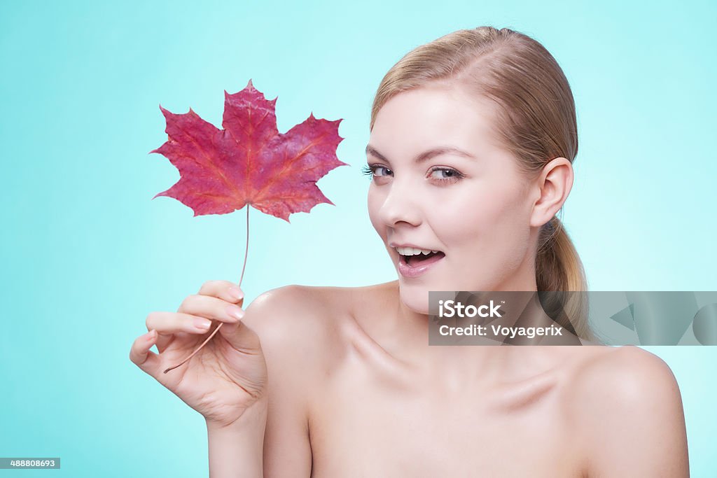 Cuidados com a pele. Retrato de jovem garota com folha vermelha. - Foto de stock de Adolescente royalty-free