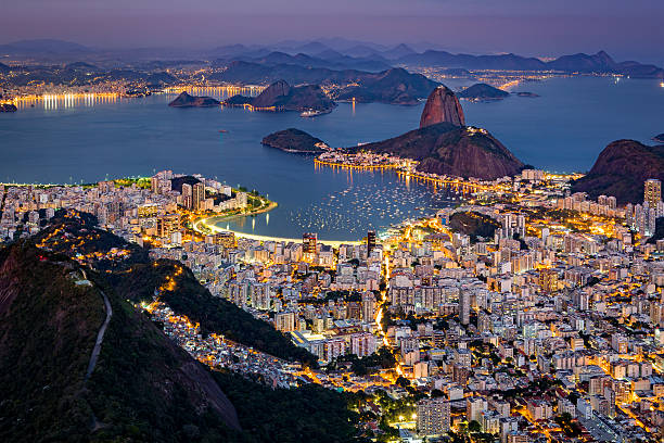 spektakularny widok z lotu ptaka widok na rio de janeiro - rio de janeiro sugarloaf mountain brazil sugarloaf zdjęcia i obrazy z banku zdjęć