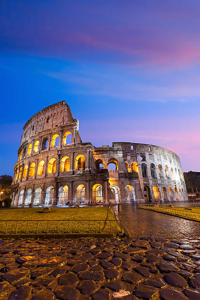 colosseum em roma - rome coliseum night famous place imagens e fotografias de stock