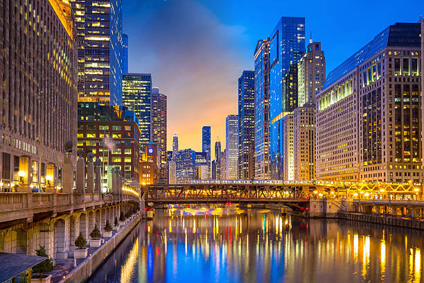 el centro de la ciudad de chicago y del río chicago - chicago at night fotografías e imágenes de stock