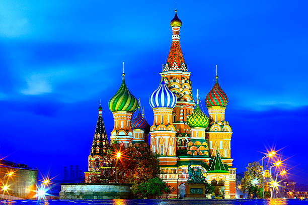 russische bunt beleuchteten roten platz, moskau, dramatischen blau geheimnisvolle sonnenaufgang - basilius kathedrale stock-fotos und bilder