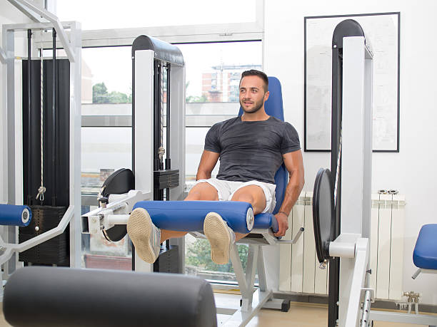 hombre joven en el gimnasio - ultimate fighting fotografías e imágenes de stock