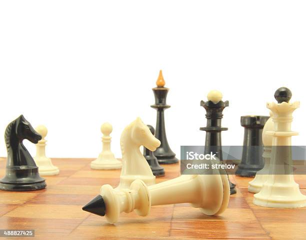 Foto de Xequematexadrez Derrotar Ou Conceito Premiado e mais fotos de stock  de Branco - Branco, Cavalo - Peça de xadrez, Cor Preta - iStock