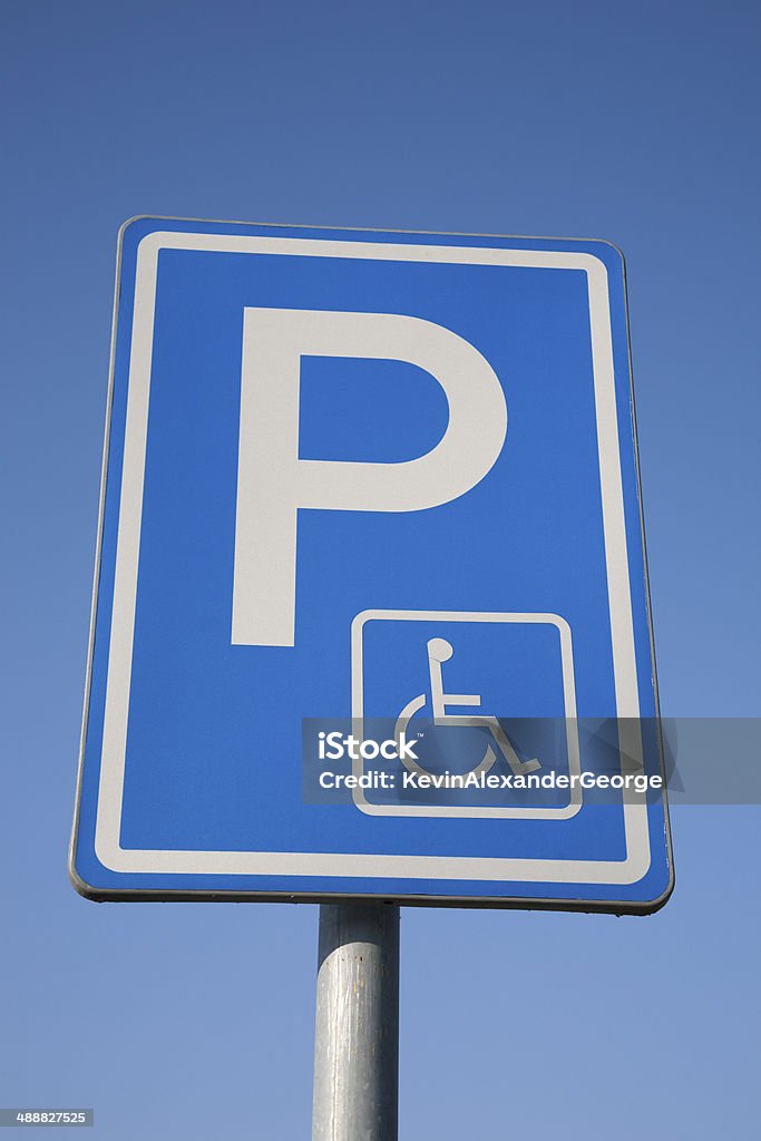 Señal de estacionamiento para personas con discapacidades - Foto de stock de Accesibilidad libre de derechos