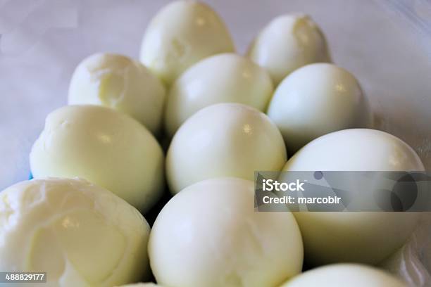 Huevos Foto de stock y más banco de imágenes de Alimento - Alimento, Alimentos cocinados, Amarillo - Color