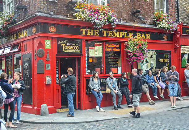 temple bar in dublin, irland - guinness stock-fotos und bilder