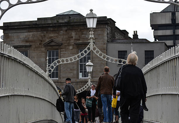 ha'penny bridge, dublin - dublin ireland republic of ireland hapenny bridge temple bar - fotografias e filmes do acervo