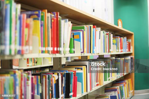 Libreria Mensola Per Libri - Fotografie stock e altre immagini di Libro illustrato - Libro illustrato, Biblioteca, Aula