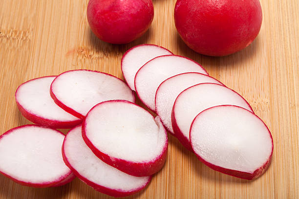 rábano al jardín - radish vegetable portion circle fotografías e imágenes de stock