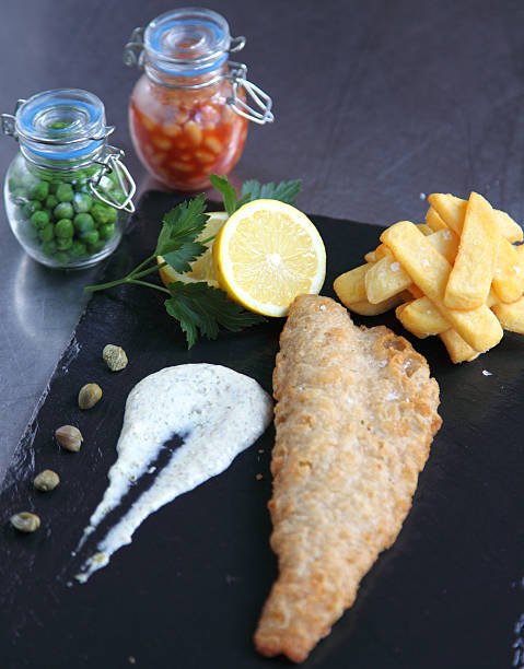 traditionelles fish and chips - fish and chips catch of fish fast food fresh lemons stock-fotos und bilder