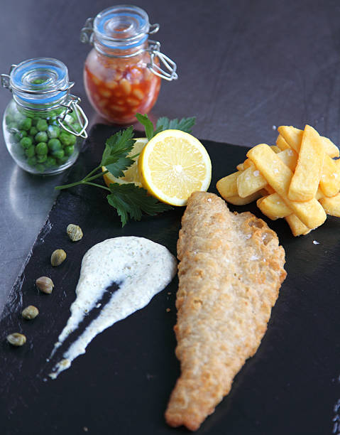 번자체 피시 앤 칩스 - fish and chips catch of fish fast food fresh lemons 뉴스 사진 이미지
