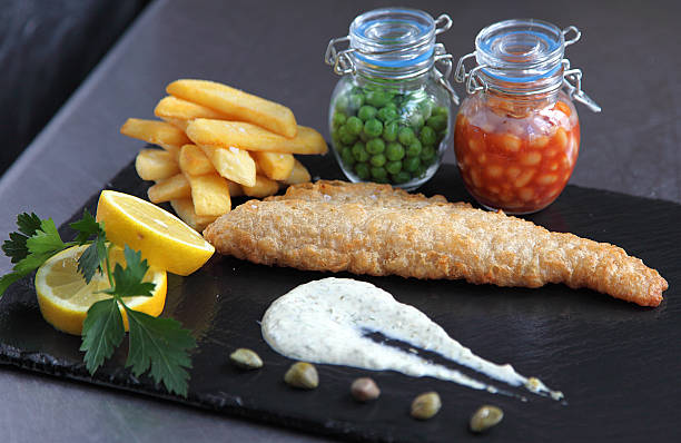 traditionelles fish and chips - fish and chips catch of fish fast food fresh lemons stock-fotos und bilder