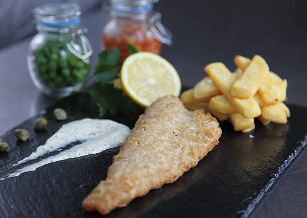 traditionelles fish and chips - fish and chips catch of fish fast food fresh lemons stock-fotos und bilder