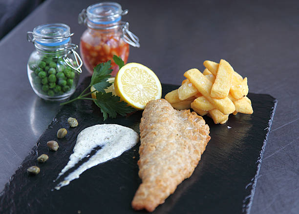 traditionelles fish and chips - fish and chips catch of fish fast food fresh lemons stock-fotos und bilder