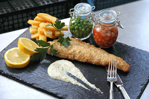 traditionelles fish and chips - fish and chips catch of fish fast food fresh lemons stock-fotos und bilder