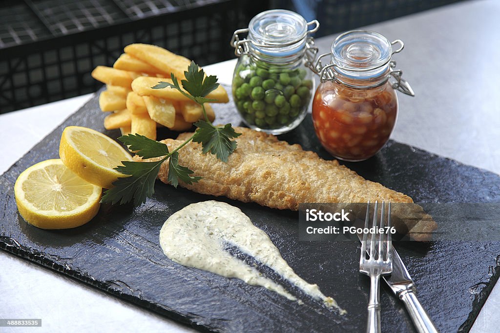 Tradizionale fish and chips - Foto stock royalty-free di Alimentazione non salutare