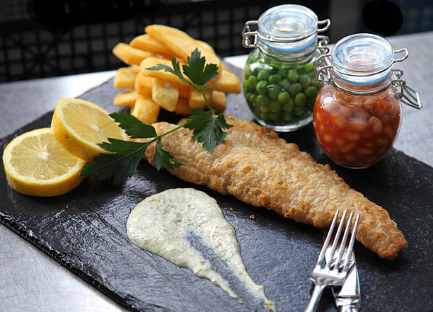 traditionelles fish and chips - fish and chips catch of fish fast food fresh lemons stock-fotos und bilder