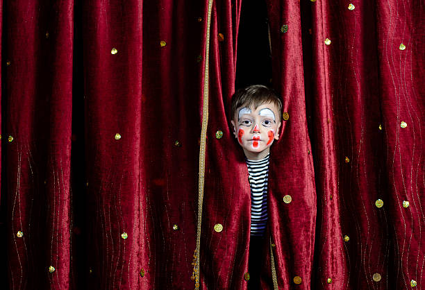 boy payaso levante la cortina de escenario - teatro de pantomima británico fotografías e imágenes de stock