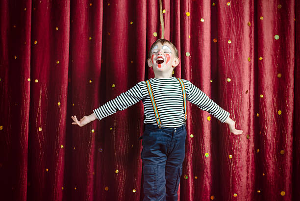 niño vestido como payaso realiza en etapa - teatro de pantomima británico fotografías e imágenes de stock