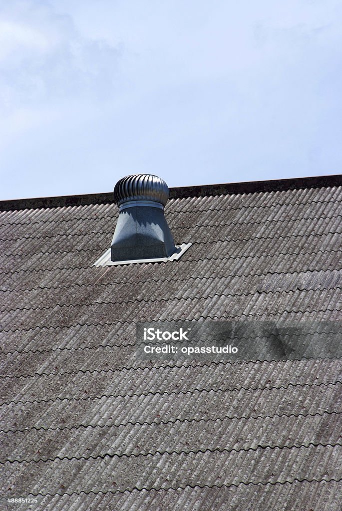 El sistema de ventilación de aire en el último piso de la fábrica. - Foto de stock de Aire libre libre de derechos