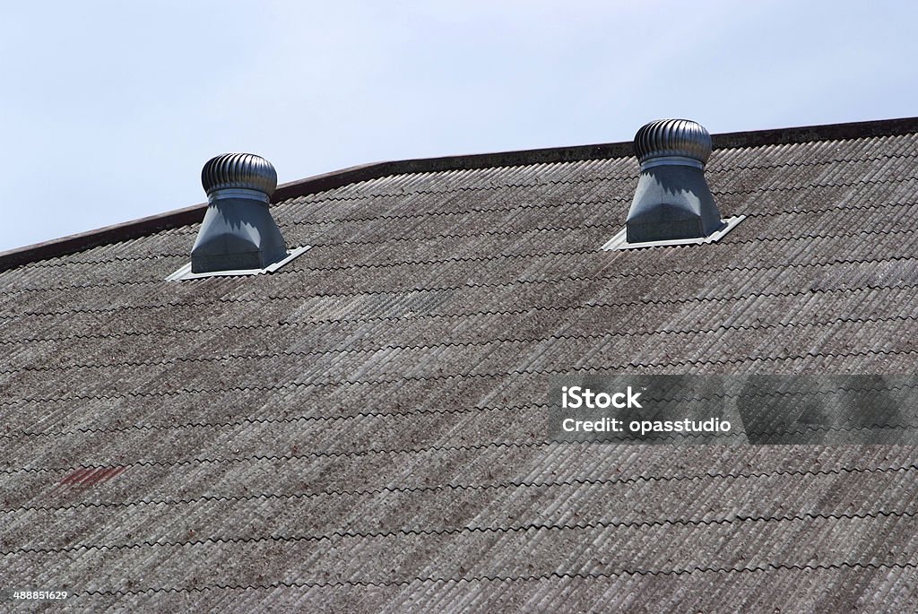 El sistema de ventilación de aire en el último piso de la fábrica. - Foto de stock de Amianto libre de derechos