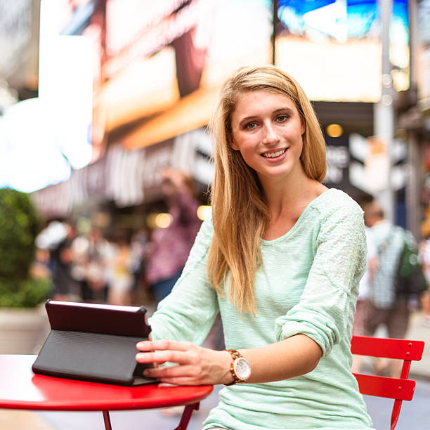 surfen im internet am times square-new york city - digital tablet travel destinations new york state times square stock-fotos und bilder