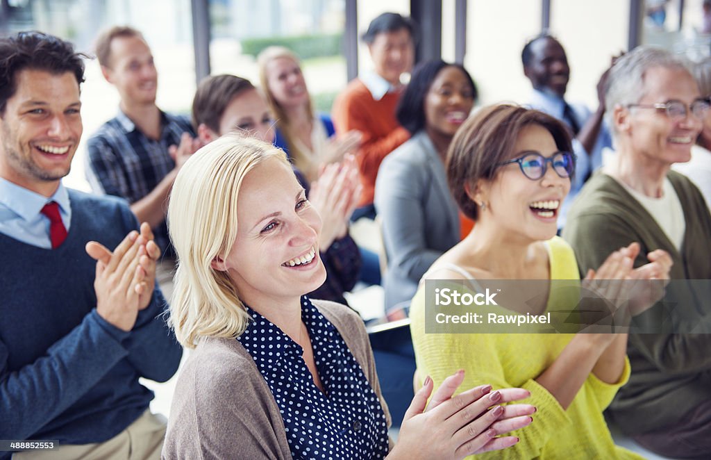 Multiethnische Gruppe von Menschen Applaudieren Fröhlich - Lizenzfrei Offizielles Treffen Stock-Foto
