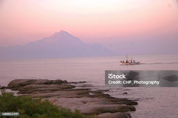 Mount Enos Morze Fisherboat - zdjęcia stockowe i więcej obrazów Bez ludzi - Bez ludzi, Brzask, Fotografika