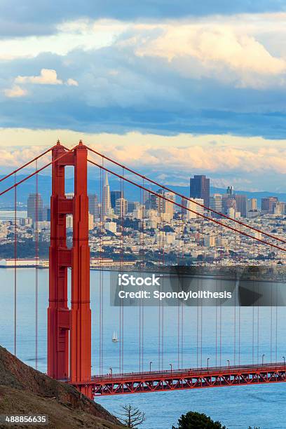 Puente Golden Gate Foto de stock y más banco de imágenes de Puente Golden Gate - Puente Golden Gate, Vertical, Aire libre