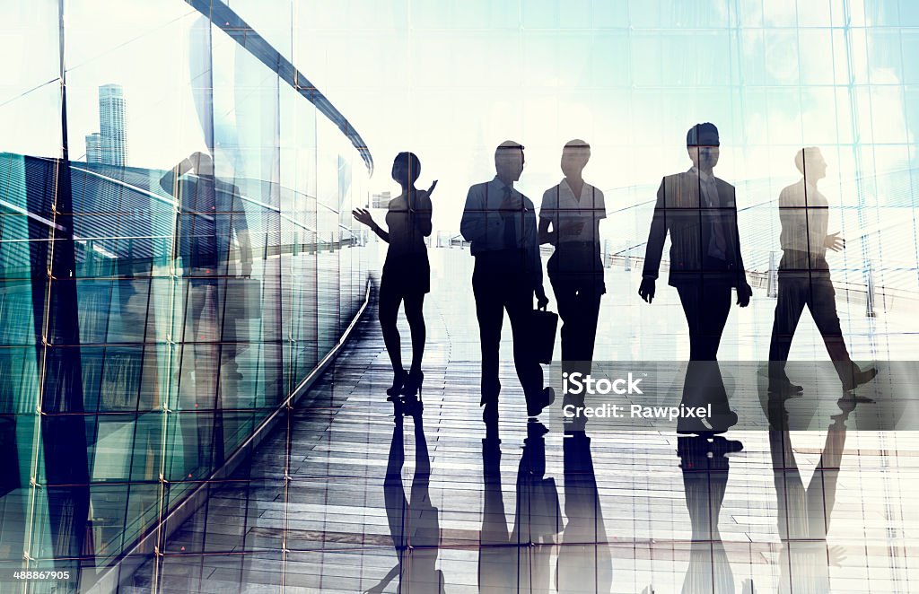 Silhouetten von Geschäftsleuten in Bewegungsunschärfe zu Fuß - Lizenzfrei Gehen Stock-Foto