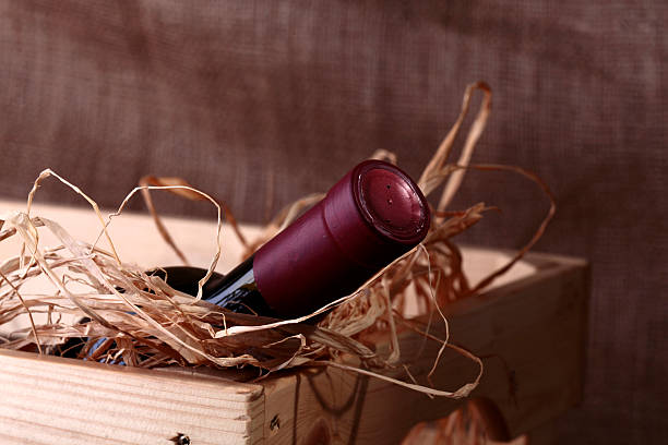flasche wein im feld - wine bottle bottle burgundy wine stock-fotos und bilder
